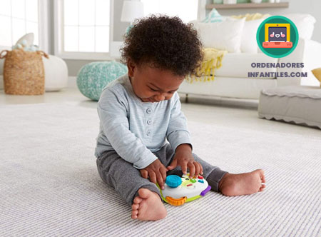 Bebé jugando con un mando de consola de juguete Fisher-Price