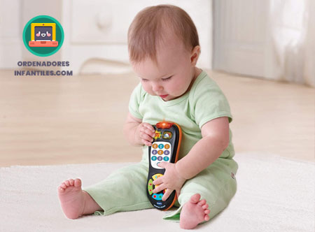 Bebé jugando con mando de tv de juguete de VTech