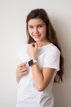 Niña con Smartwatch - Freepik.com